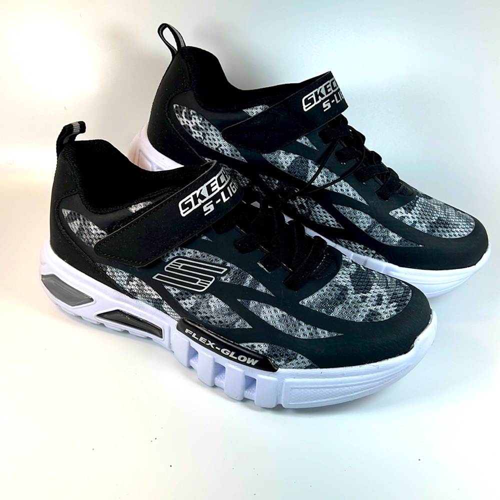 Skechers Big Boys Light up Sneakers, Size 4, Black,
